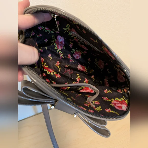 Betsey Johnson Elegant Gray Bow Accent Women's Bag - Picture 5 of 9